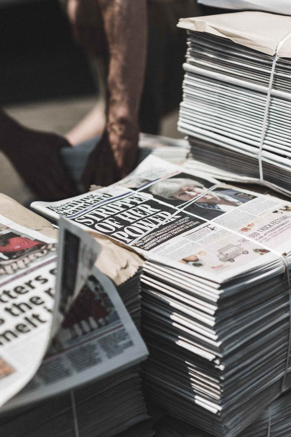 Рубль незначительно меняется к доллару и юаню утром под влиянием разнонаправленных факторов